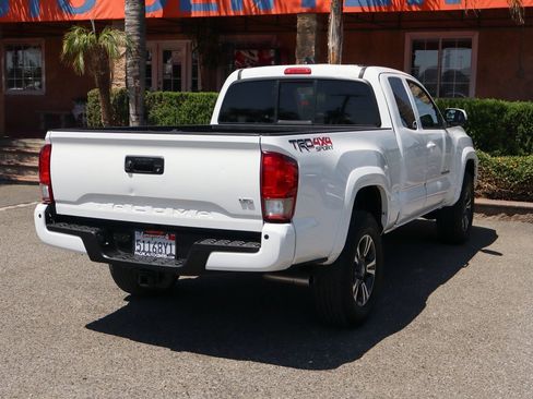 Used 2016 Toyota Tacoma TRD Sport image 9