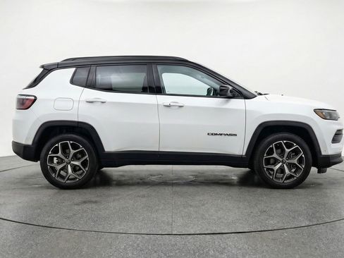 Used 2025 Jeep Compass Limited image 11