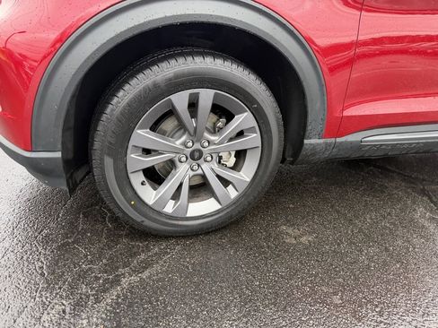 Used 2022 Ford Explorer XLT w/ Equipment Group 202A image 9