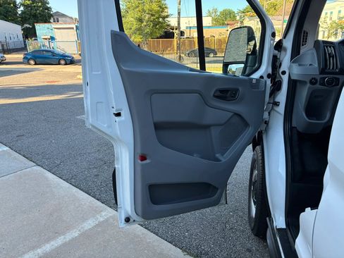 Used 2019 Ford Transit 250 130 Medium Roof RWD image 8