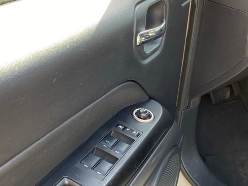 Used 2016 Jeep Patriot Latitude AWD/4WD image 11