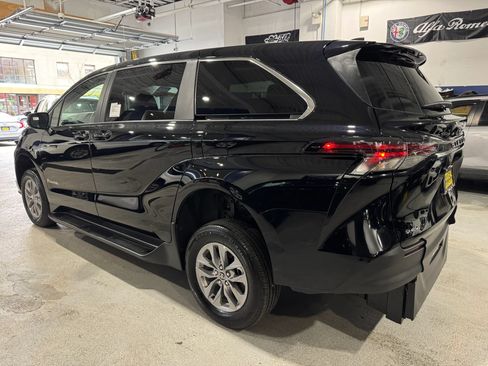 Used 2026 Toyota Sienna LE FWD image 5