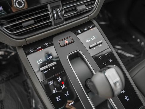 New 2026 Porsche Macan image 21