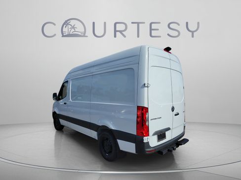 Used 2025 Mercedes-Benz Sprinter 2500 image 3