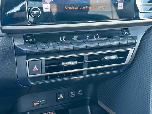 Used 2025 Toyota Camry SE image 31