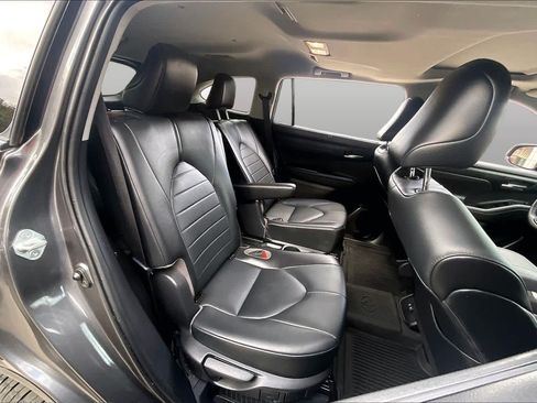Used 2021 Toyota Highlander XLE FWD image 20