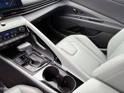 Used 2025 Hyundai Elantra Limited image 40