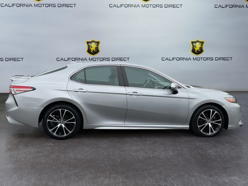 Used 2019 Toyota Camry SE w/ Carpet Mat Package FWD image 4