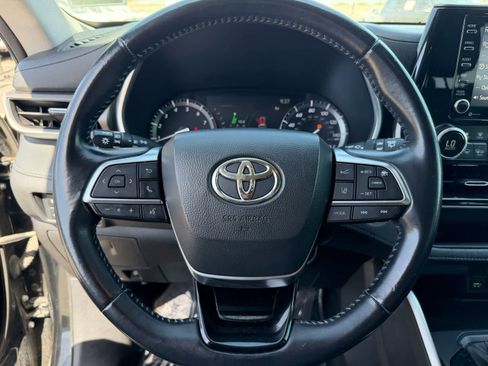 Used 2021 Toyota Highlander XLE FWD image 19