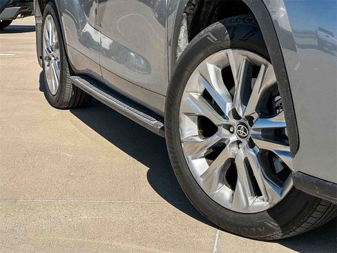 Used 2021 Toyota Highlander Limited image 2