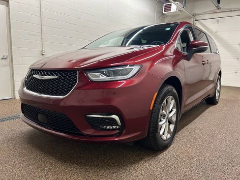 Used 2023 Chrysler Pacifica Touring-L image 5