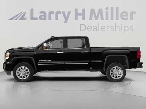 Used 2018 GMC Sierra 2500 Denali w/ Duramax Plus Package AWD/4WD image 3
