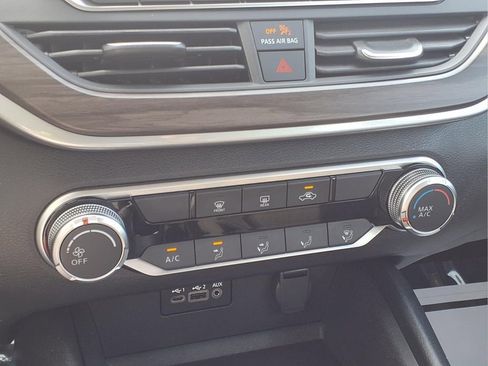 Used 2025 Nissan Altima 2.5 SV FWD image 12