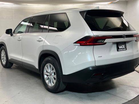 Used 2025 Toyota Grand Highlander AWD image 3