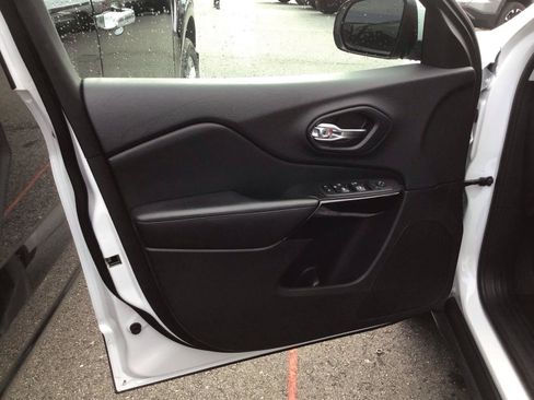 Used 2020 Jeep Cherokee Latitude Plus FWD image 11