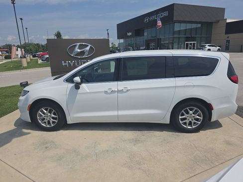 Used 2023 Chrysler Pacifica Touring-L FWD image 8