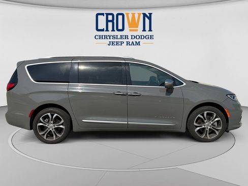 Used 2022 Chrysler Pacifica Pinnacle AWD/4WD image 2