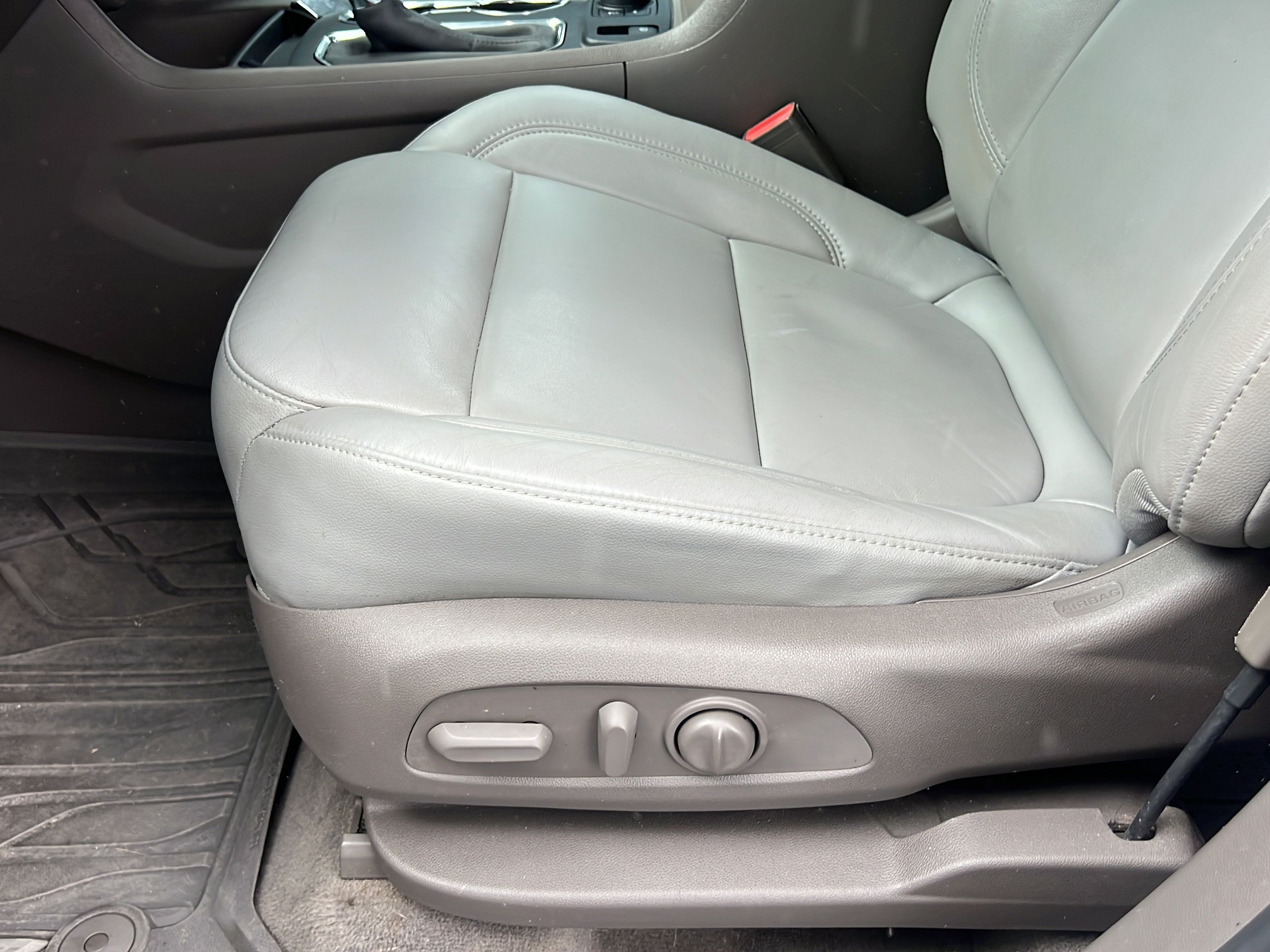 Used 2020 Chevrolet Traverse LT w/ LT Premium Package FWD image 12