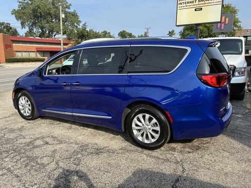 Used 2019 Chrysler Pacifica Touring-L FWD image 11