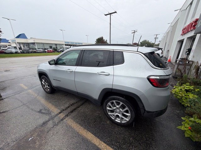 Used 2024 Jeep Compass Latitude w/ Sun and Sound Group AWD/4WD image 13