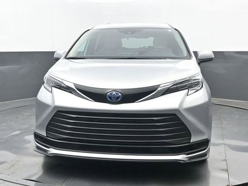 Used 2025 Toyota Sienna LE image 5