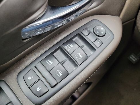 Used 2016 Chrysler Town & Country Touring FWD image 27