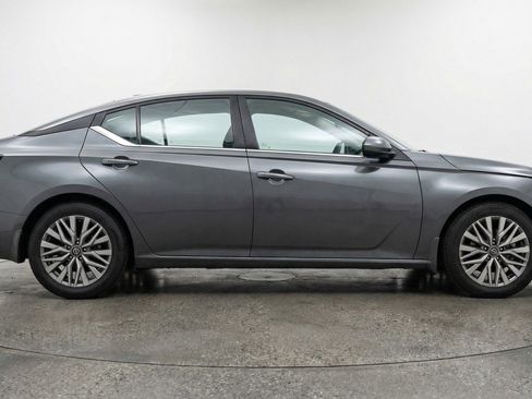 Used 2025 Nissan Altima 2.5 SV image 11