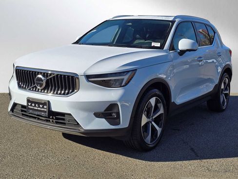 Certified 2025 Volvo XC40 B5 Plus image 7