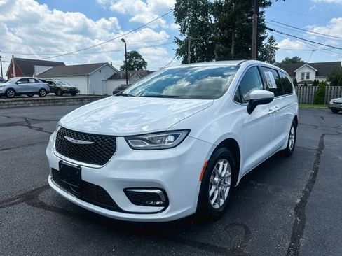 Used 2023 Chrysler Pacifica Touring-L FWD image 3