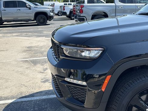 Used 2025 Jeep Grand Cherokee Limited w/ Black Appearance Package RWD image 5