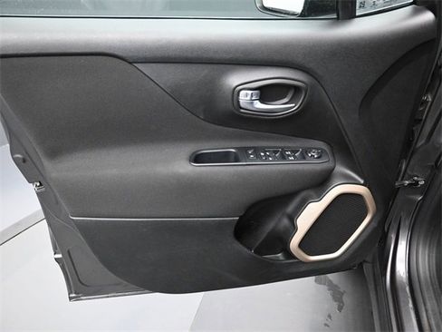 Used 2017 Jeep Renegade Latitude w/ Popular Equipment Group image 11