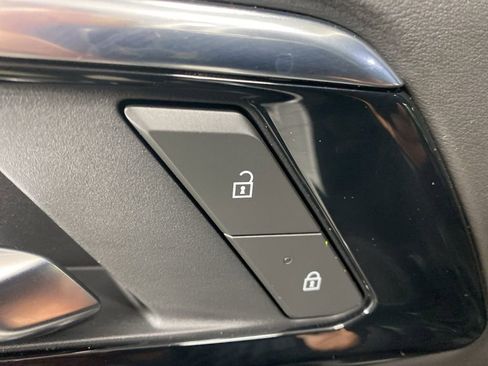 Certified 2025 Chevrolet Suburban High Country image 34