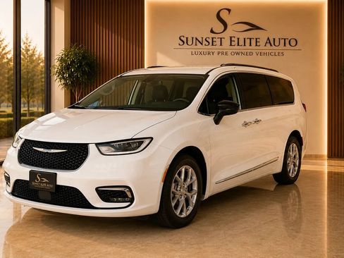 Used 2024 Chrysler Pacifica Touring-L FWD image 1