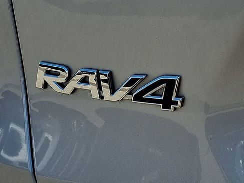 Used 2019 Toyota RAV4 XLE Premium w/ Cold Weather Package AWD/4WD image 30