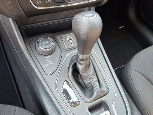Used 2020 Jeep Cherokee Latitude AWD/4WD image 10