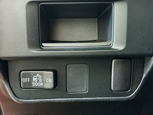 Used 2017 Toyota Tacoma SR5 image 9