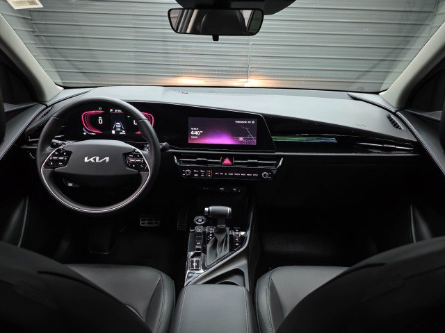 Used 2025 Kia Niro EX Touring FWD image 12