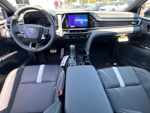 New 2026 Toyota Camry Hybrid FWD image 32