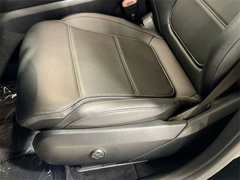 Used 2025 Mercedes-Benz GLC 350e 4MATIC w/ Advanced USB Package image 20