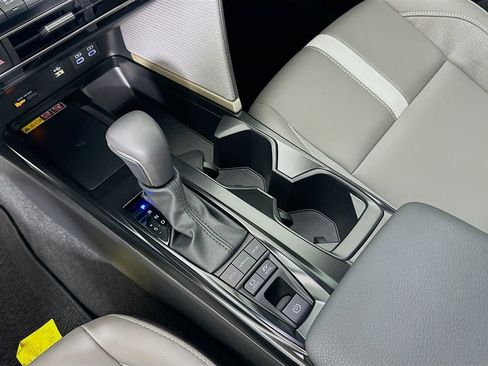 Used 2025 Toyota Camry SE image 16