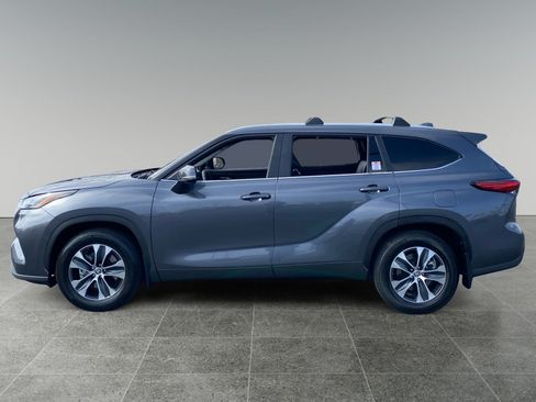 Used 2023 Toyota Highlander XLE FWD image 2