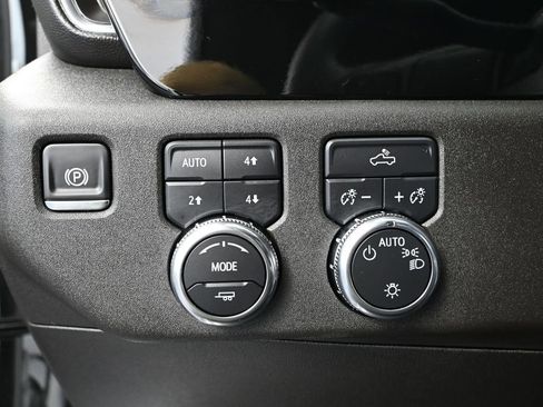 Used 2025 GMC Sierra 2500 SLE image 32