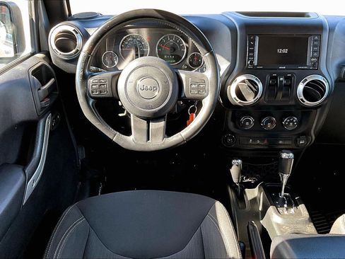 Used 2018 Jeep Wrangler Sahara w/ Connectivity Group AWD/4WD image 5