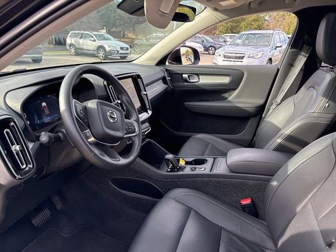 Certified 2025 Volvo XC40 B5 Core image 17