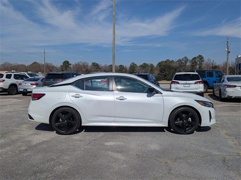 Used 2025 Nissan Sentra SR w/ SR Premium Package image 2