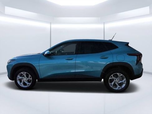 Used 2025 Chevrolet Trax LS w/ LS Convenience Package FWD image 6