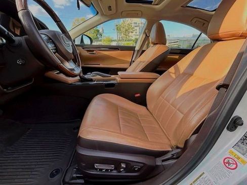 Used 2018 Lexus ES 350 w/ Luxury Package w/Wood Trim FWD image 9