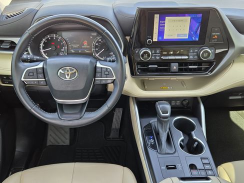 Used 2023 Toyota Highlander XLE FWD image 25
