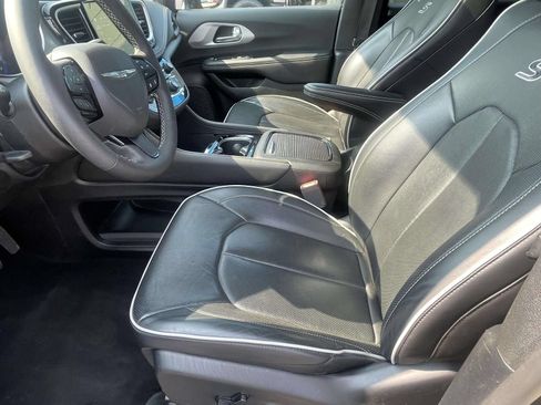 Used 2025 Chrysler Pacifica Limited FWD image 12