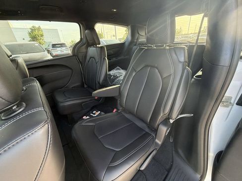 New 2026 Chrysler Pacifica Select FWD image 26